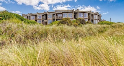 Serenity by the Sea 2 BR, 2 Bath condo, 3 bed, WiFi, pets Rockaway Beach, OR