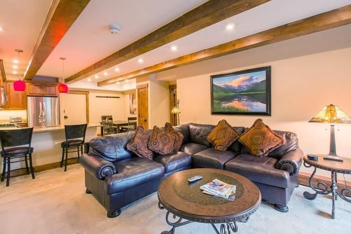 Condo, 2 Bedrooms | Living area