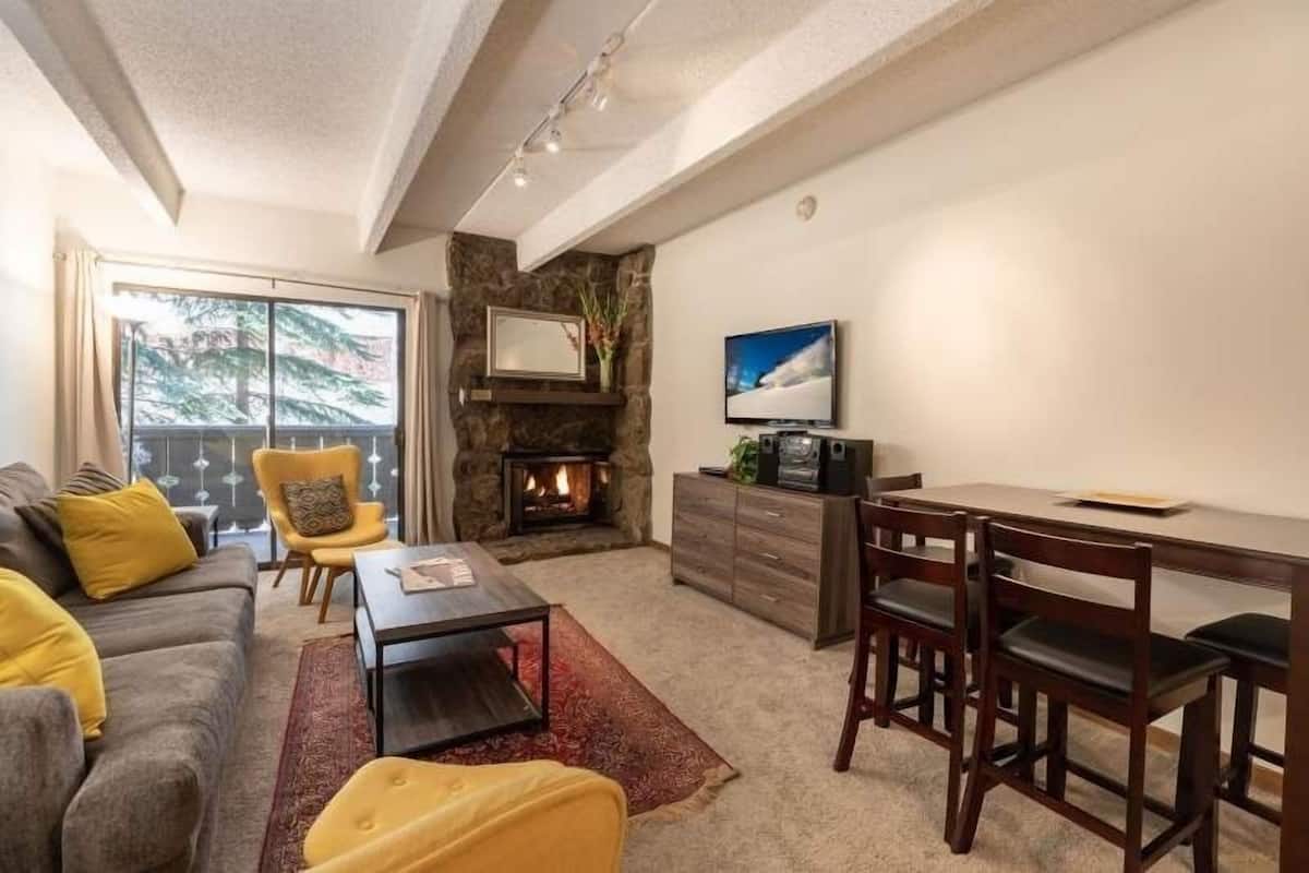 Condo, 1 Bedroom | Living area