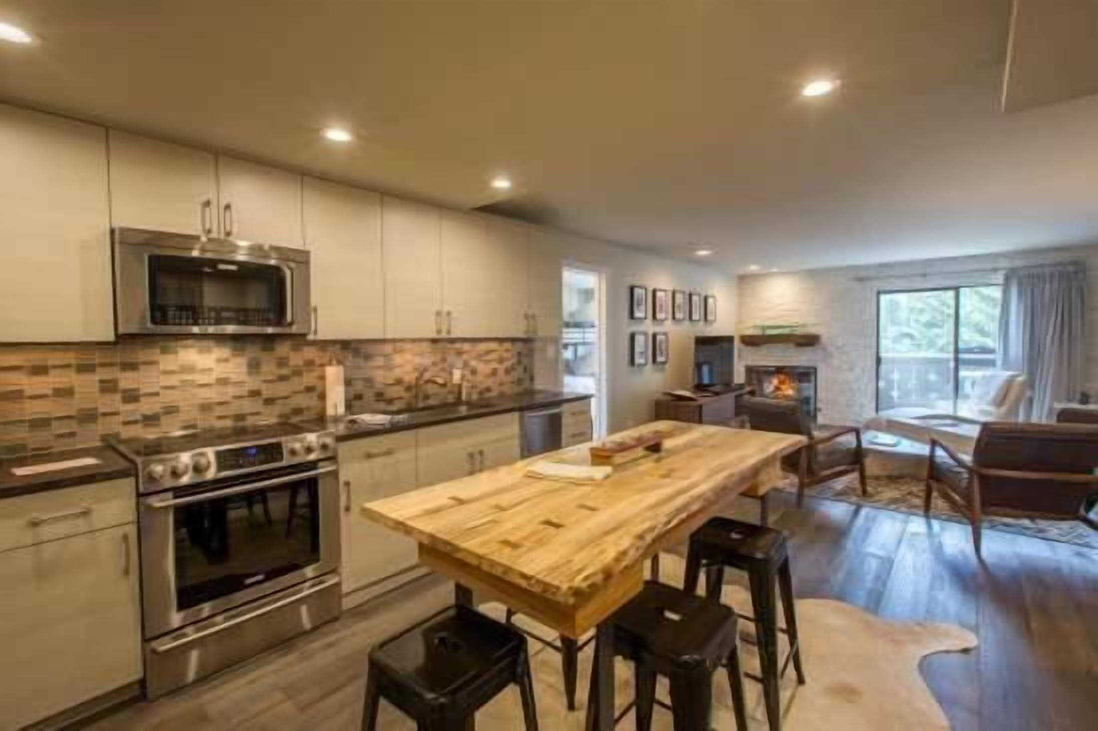 Condo, 2 Bedrooms | Private kitchen | Fridge, oven, coffee/tea maker, toaster