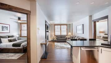 Condo, 2 Bedrooms | Interior