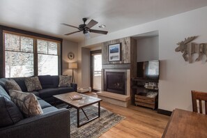 Living area - Zephyr Mountain Lodge Vacation Condos - Winter Park CO (Winter Park)