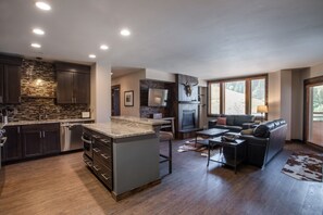 Condo, 3 Bedrooms | Interior