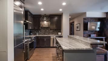 Leilighet, 3 soverom | Eget kjøkken | Kjøleskap, ovn, kaffetrakter/tekoker og brødrister