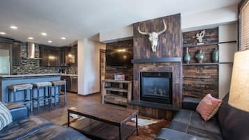 Condo, 3 Bedrooms | Living area