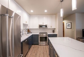Condo, 3 phòng ngủ | Bếp riêng | Tủ lạnh, lò nướng, dụng cụ pha cà phê/trà, lò nướng bánh mì 
