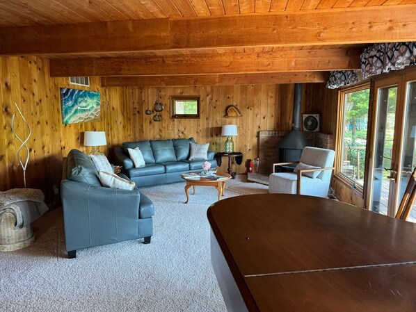 Smart TV, books, stereo