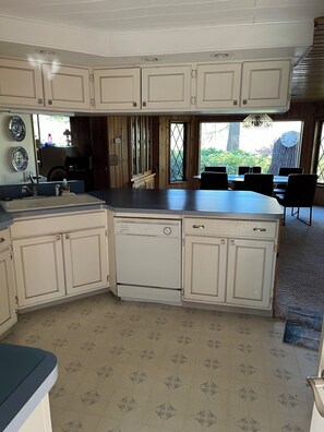 Fridge, microwave, oven, stovetop - Executive Retreat on Torch River (Rapid City)