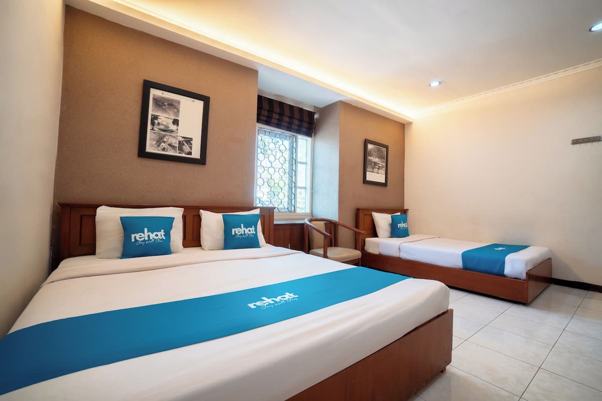 Family Room | Desk, laptop workspace, free WiFi, bed sheets