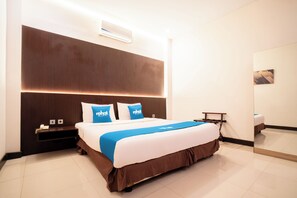 Studio Suite | Desk, laptop workspace, free WiFi, bed sheets - Rehat at Hotel 10 Buah Batu (Bandung)