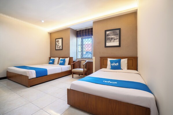 Family Room | Desk, laptop workspace, free WiFi, bed sheets