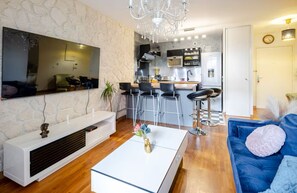 Una Smart TV, libros