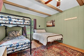 3 bedrooms, WiFi, bed sheets - Nature Retreat w/Hot Tub, Fire Pit & Outdoor Fun! (Mathias)