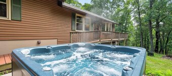 Cabin w/hot tub, fire pit & deck