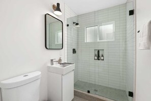 Dusj, hårføner og håndklær