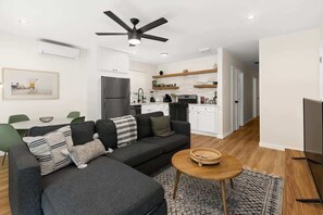 Televisión y oficina 