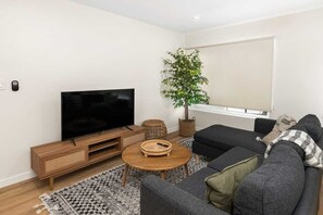 Televisión y oficina 