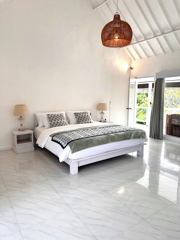 4 bedrooms, iron/ironing board, WiFi, bed sheets - A Spacious Villa with a Gorgeous Garden in Bali (Bali)