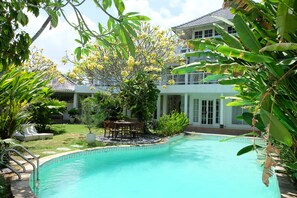 Outdoor pool - A Spacious Villa with a Gorgeous Garden in Bali (Bali)