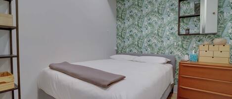 1 bedroom, desk, iron/ironing board, WiFi