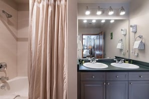 Condo, 2 habitaciones | Baño | Toallas