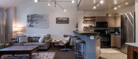 Condo, 2 habitaciones | Área de sala de estar