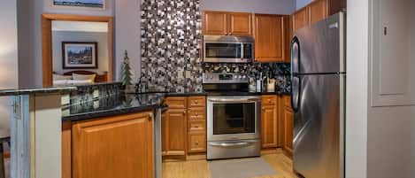 Condo, 2 chambres | Cuisine privée | Réfrigérateur, un four, cafetiÚre-théiÚre, grille-pain