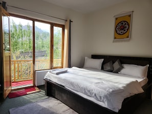 Desk, laptop workspace, free WiFi - Yanglha Guest House (Leh)