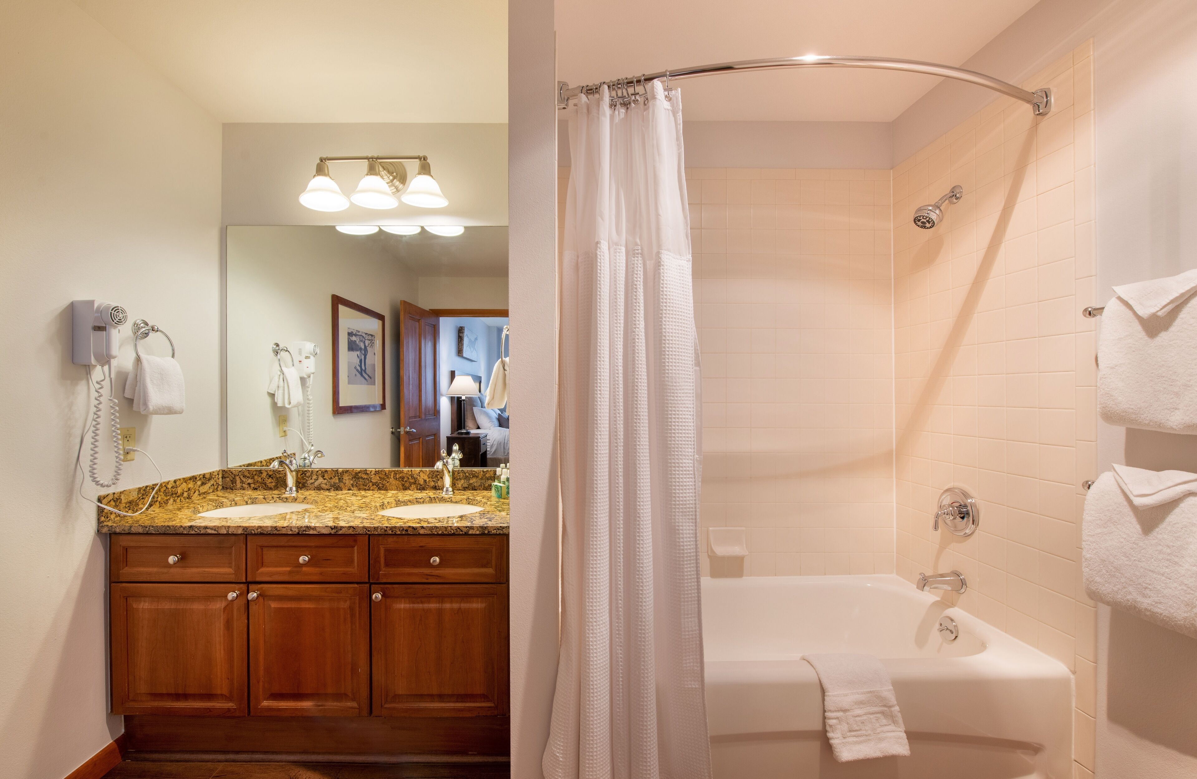 Une salle de bain avec un lavabo, un meuble-lavabo et une baignoire.