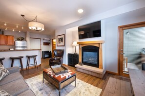 Living area - Zephyr Mountain Lodge - Winter Park Vacation Condos (Winter Park)