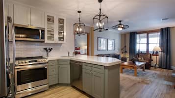 Condo, 2 Bedrooms | Private kitchen