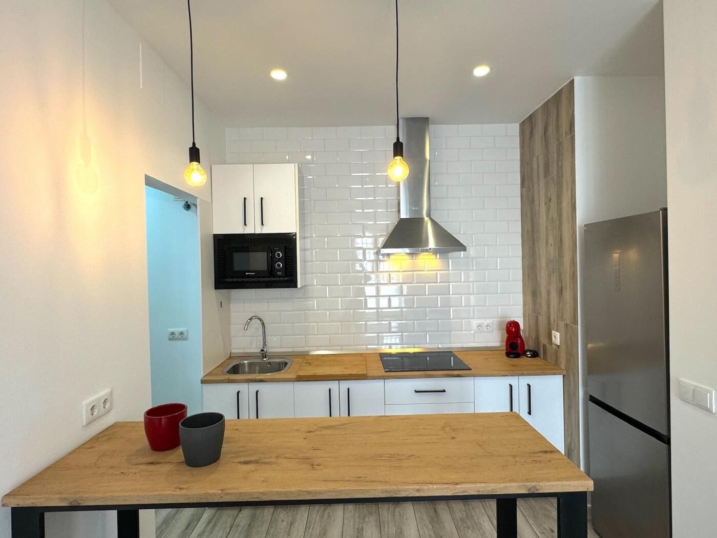 Refrigerador, microondas, cafetera y tetera y tostadora 