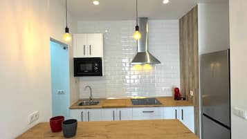 Kjøleskap, mikrobølgeovn, kaffetrakter/tekoker og brødrister