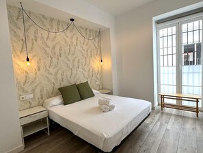 2 slaapkamers, een strijkplank/strijkijzer, internet, beddengoed