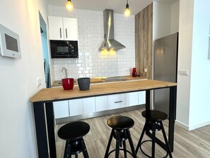 Kylskåp, mikrovågsugn, kaffe- och tebryggare och brödrost