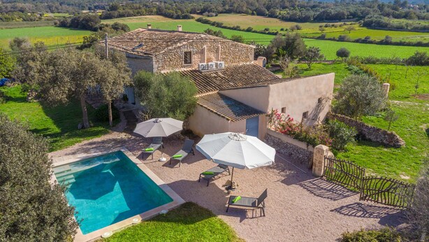 A villa with a swimming pool, outdoor seating, and a view of the surrounding countryside. - CA SES FALIES - Rustic villa with private pool and free wifi (Felanitx)