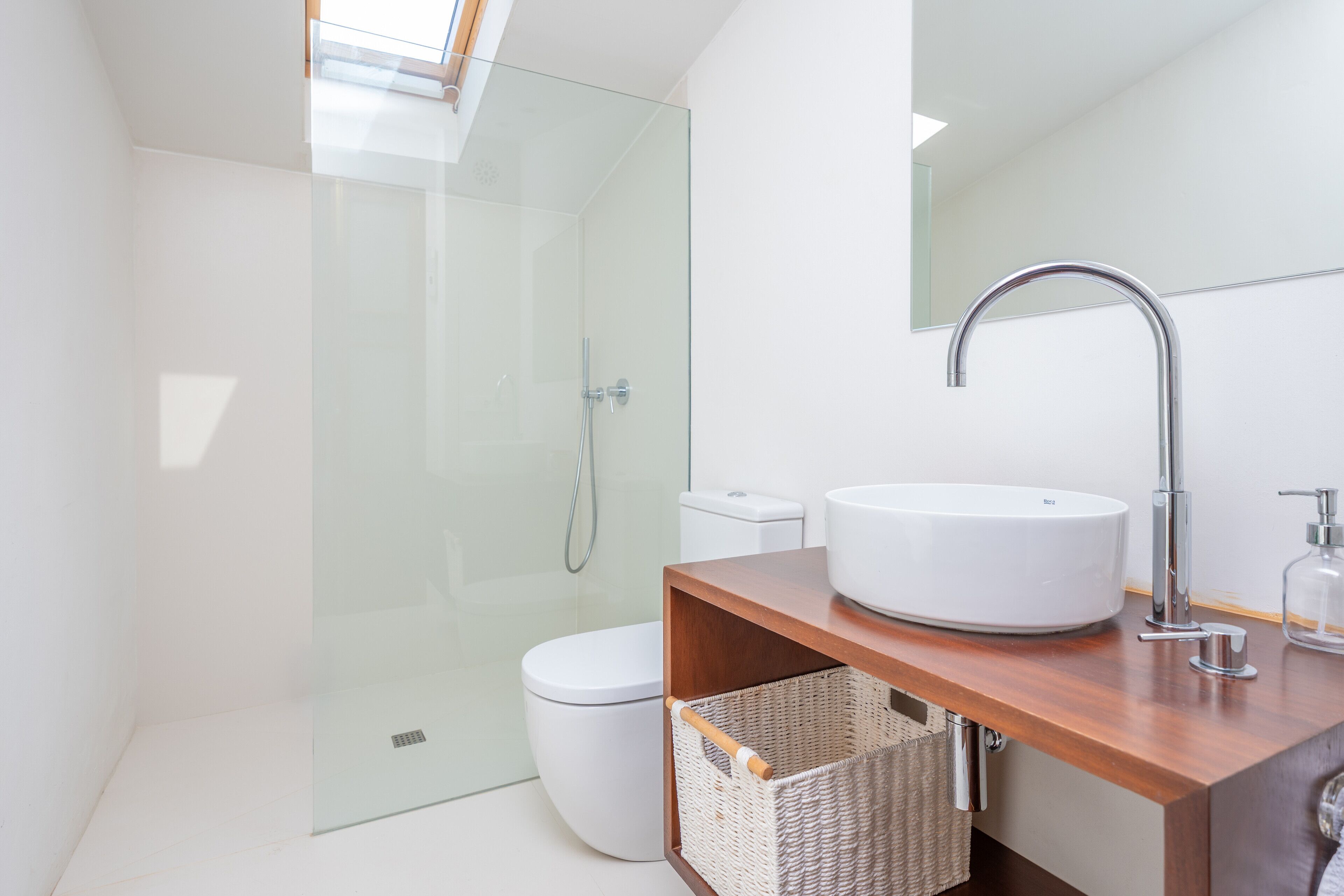 Een douche, een haardroger, een bidet, handdoeken