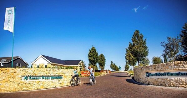 A stone wall with a sign for Resort Mouri Bemel. - Chalet in Bemelen Near Bemelerberg Reserve (Bemelen)