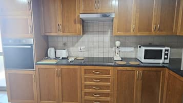 Refrigerador, microondas, horno y tetera eléctrica