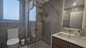 Een douche, een haardroger, handdoeken