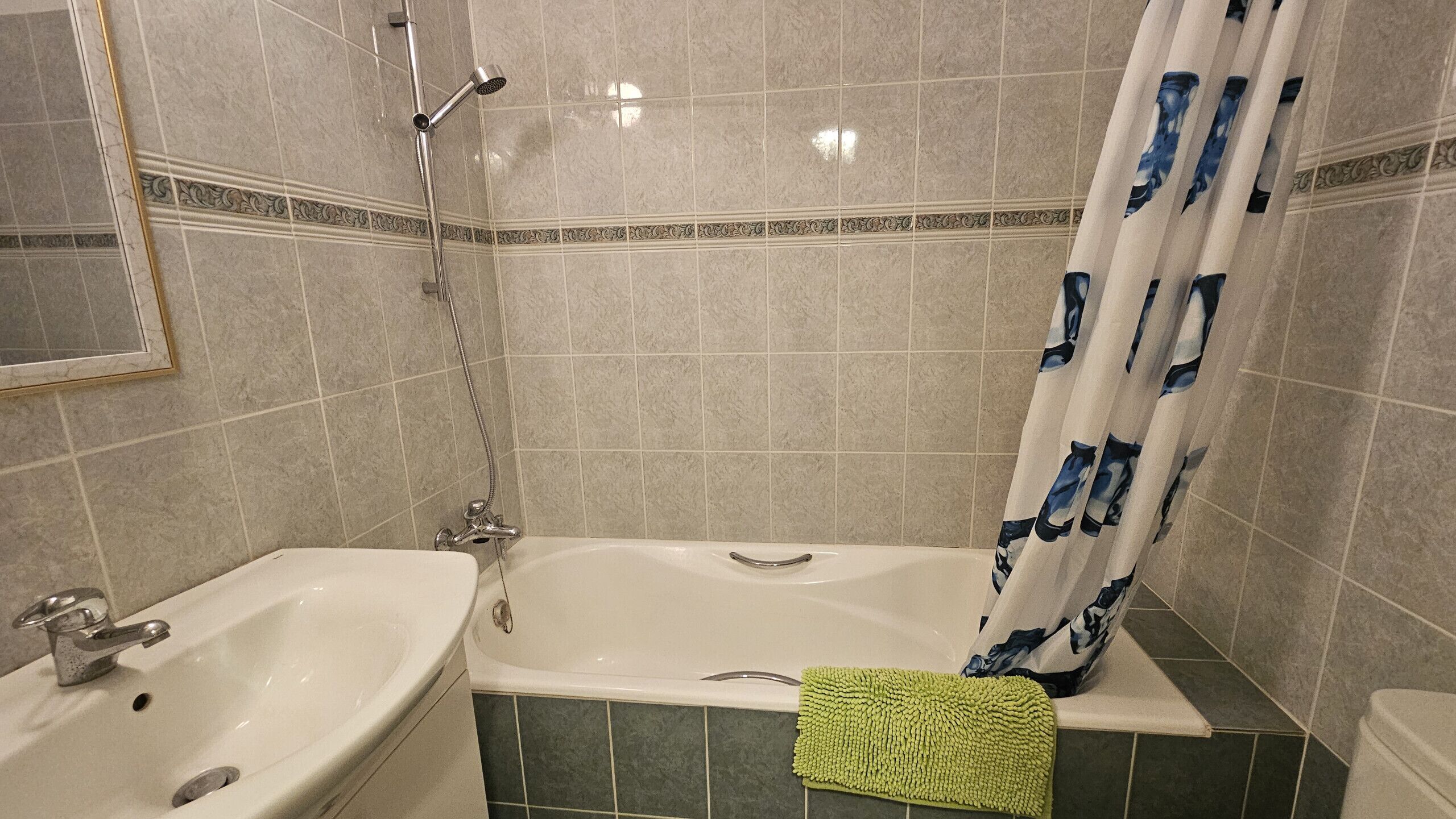 Articles de toilette gratuits, sèche-cheveux, serviettes fournies