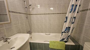Articles de toilette gratuits, sĂšche-cheveux, serviettes fournies