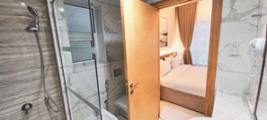 Dusche, Haartrockner, Bidet, Handtücher