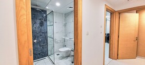 Regadera, secadora de cabello, bidet, toallas 