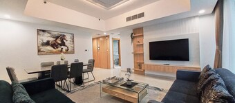 Royal Home Deluxe Apartments, Beach View, 5min to Corniche