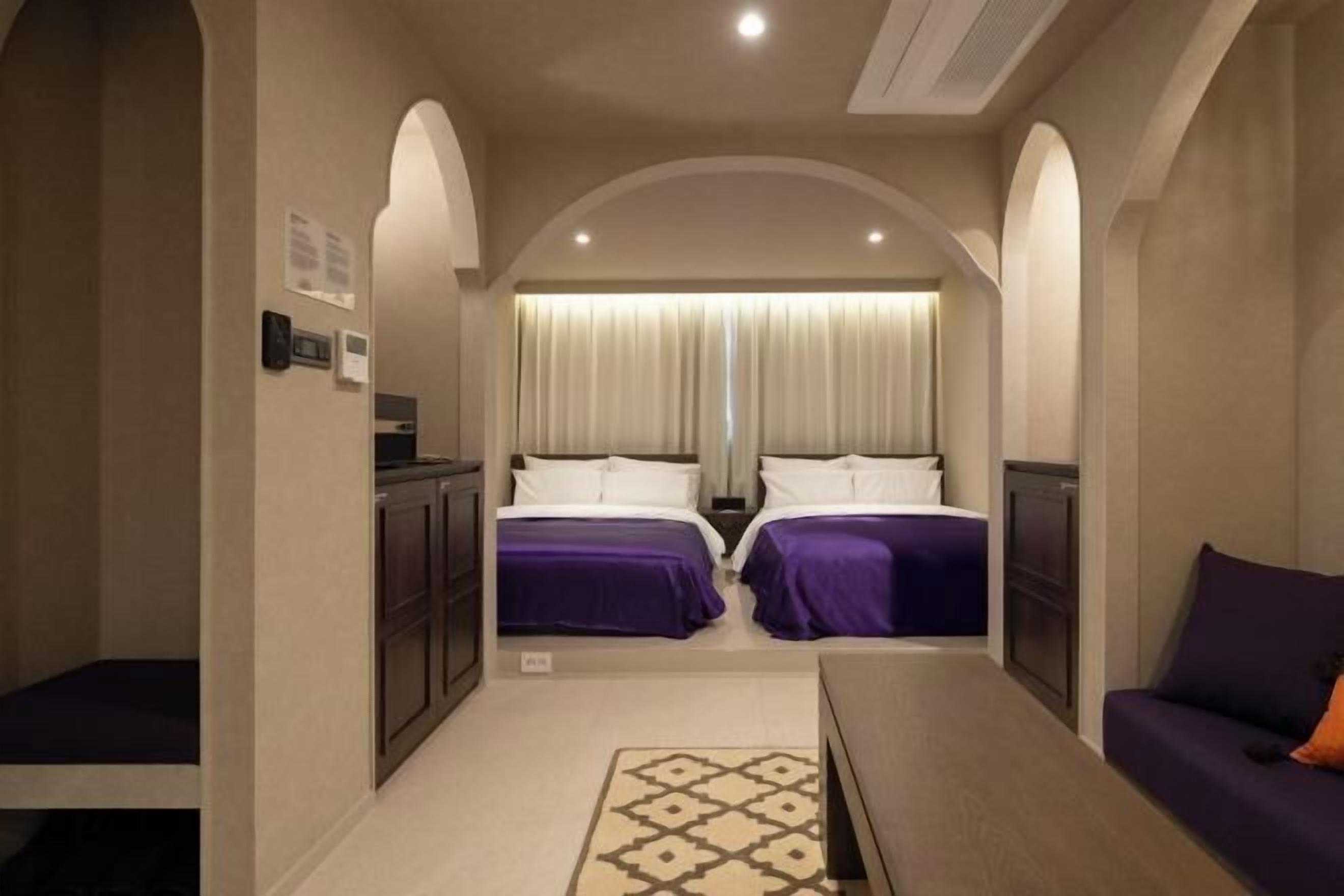 デスク、ノートパソコン用作業スペース、WiFi (無料)、ベッドシーツ