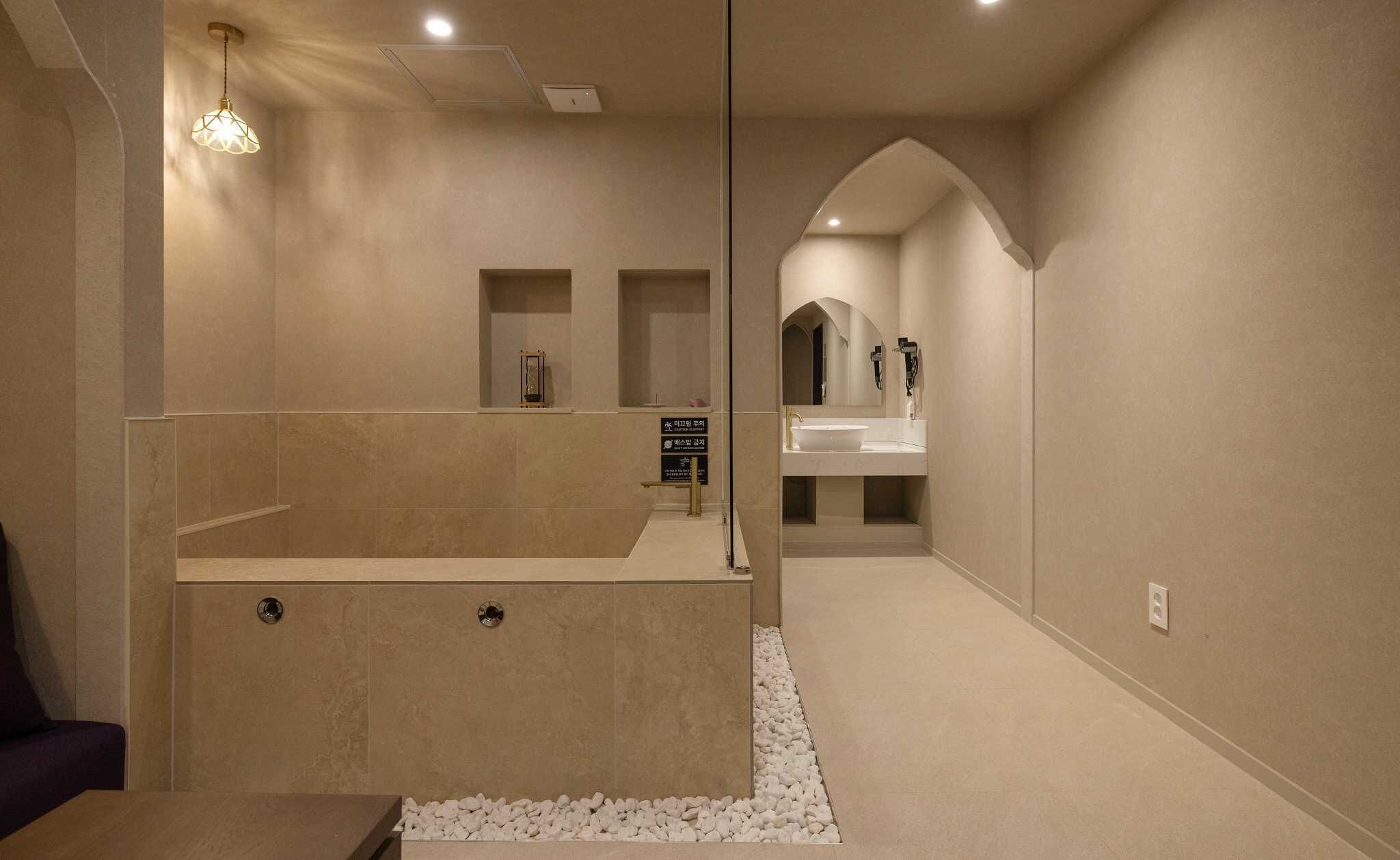 Family Spa | NAR | デスク、ノートパソコン用作業スペース、WiFi (無料)、ベッドシーツ