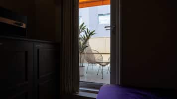 TERRACE | ZAHA | Desk, laptop workspace, free WiFi, bed sheets