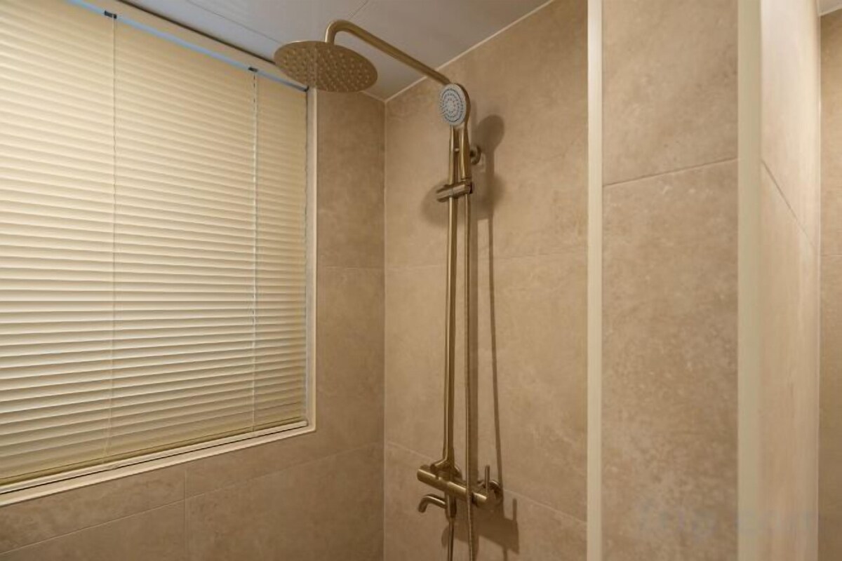 Bathroom | Separate tub and shower, free toiletries, hair dryer, bidet