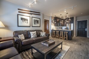 Condo, 2 phòng ngủ | Khu phòng khách
